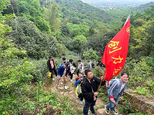 【登山望湖 走进春天】上海尊龙凯时-人生就是搏集团开展2024年山野徒步活动(图5)